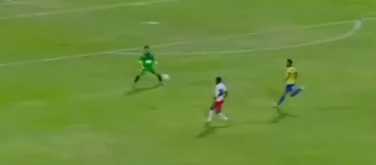 Le gardien fait une grosse parade... en dehors de la surface !