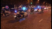 Plusieurs centaines de policiers manifestent en pleine nuit sur les Champs-Elysées