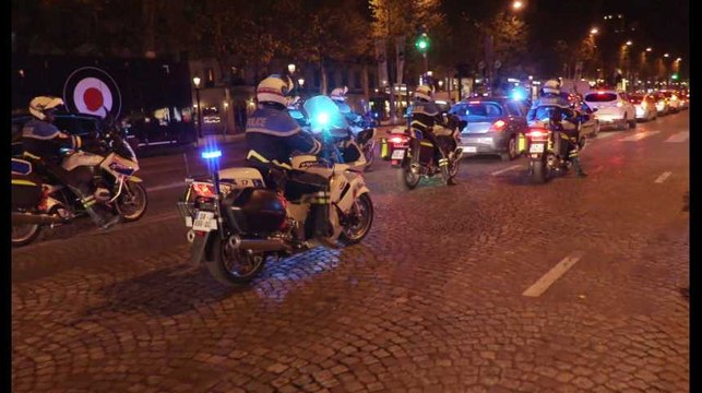 Plusieurs centaines de policiers manifestent en pleine nuit sur les Champs-Elysées