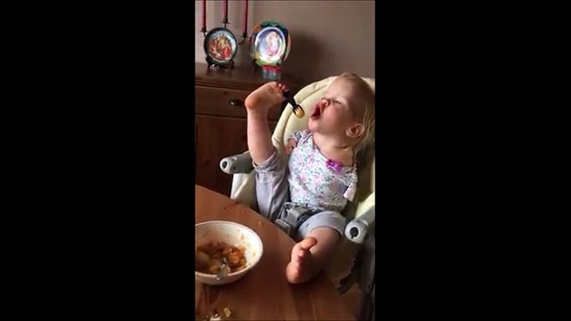 Née sans bras, cette petite se débrouille pour se nourrir avec ses pieds