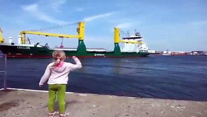 Elle voulait entendre le bruit du bateau...elle n'a pas été déçue !