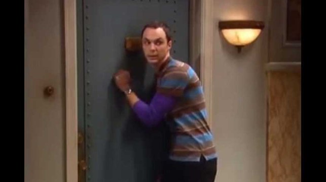 On sait enfin pourquoi Sheldon de The Bing Bang Theory tape trois fois à la porte