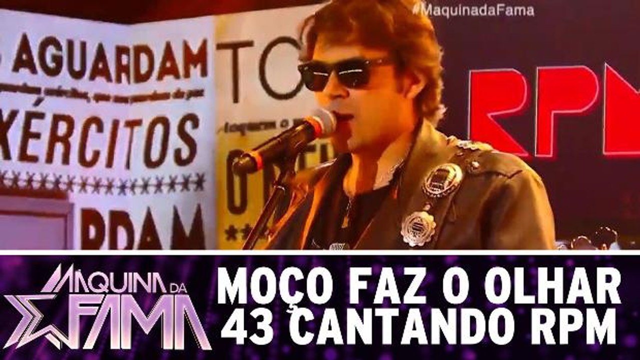 Moço faz o olhar 43 cantando a banda RPM