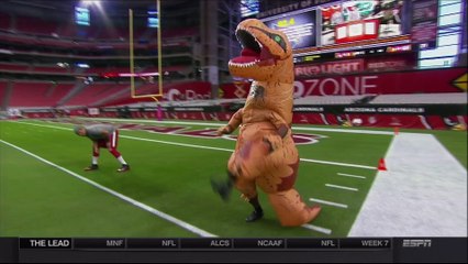 Football américain - Après un pari perdu, il s'échauffe déguisé en dinosaure