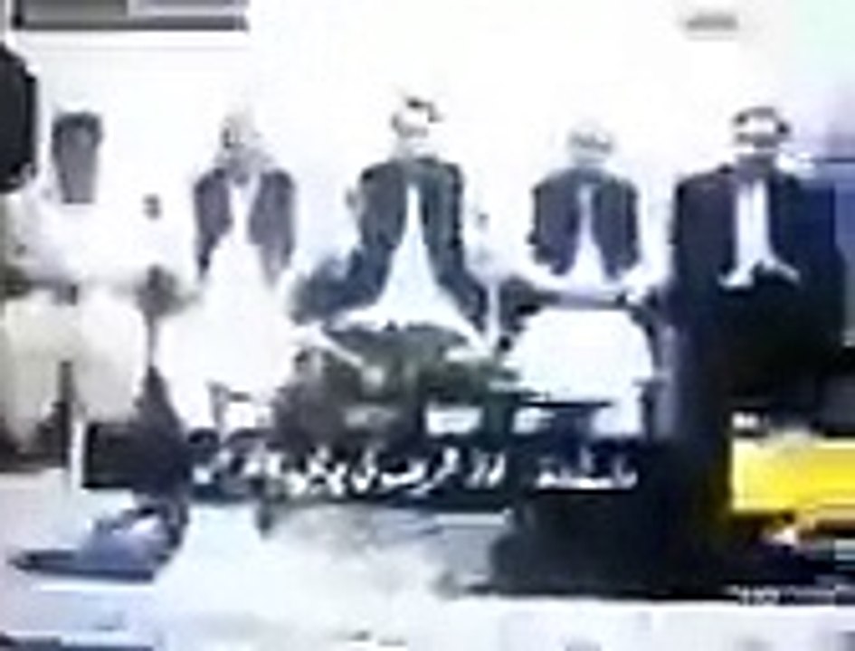 Imran Khan Shows the Real Face of Nawaz Sharif in a Clip on Tweeter