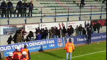 Trois policiers se retrouvent seul contre une vingtaine de hooligans !