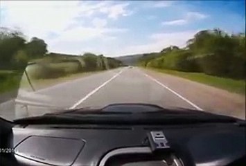 Quand deux idiots se rencontrent sur la route, ça donne un gros crash
