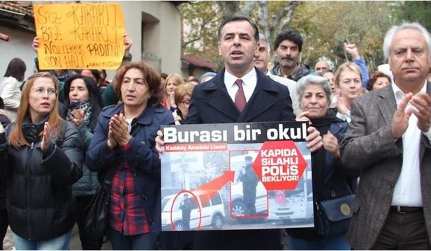 Veliler ayakta: Avni Akyol Güzel Sanatlar ve Spor Lisesi önünde Proje Okul Protestosu