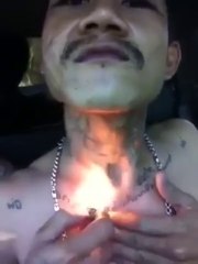 Il s'enlève ses tatouages à la flamme de son briquet! Fou