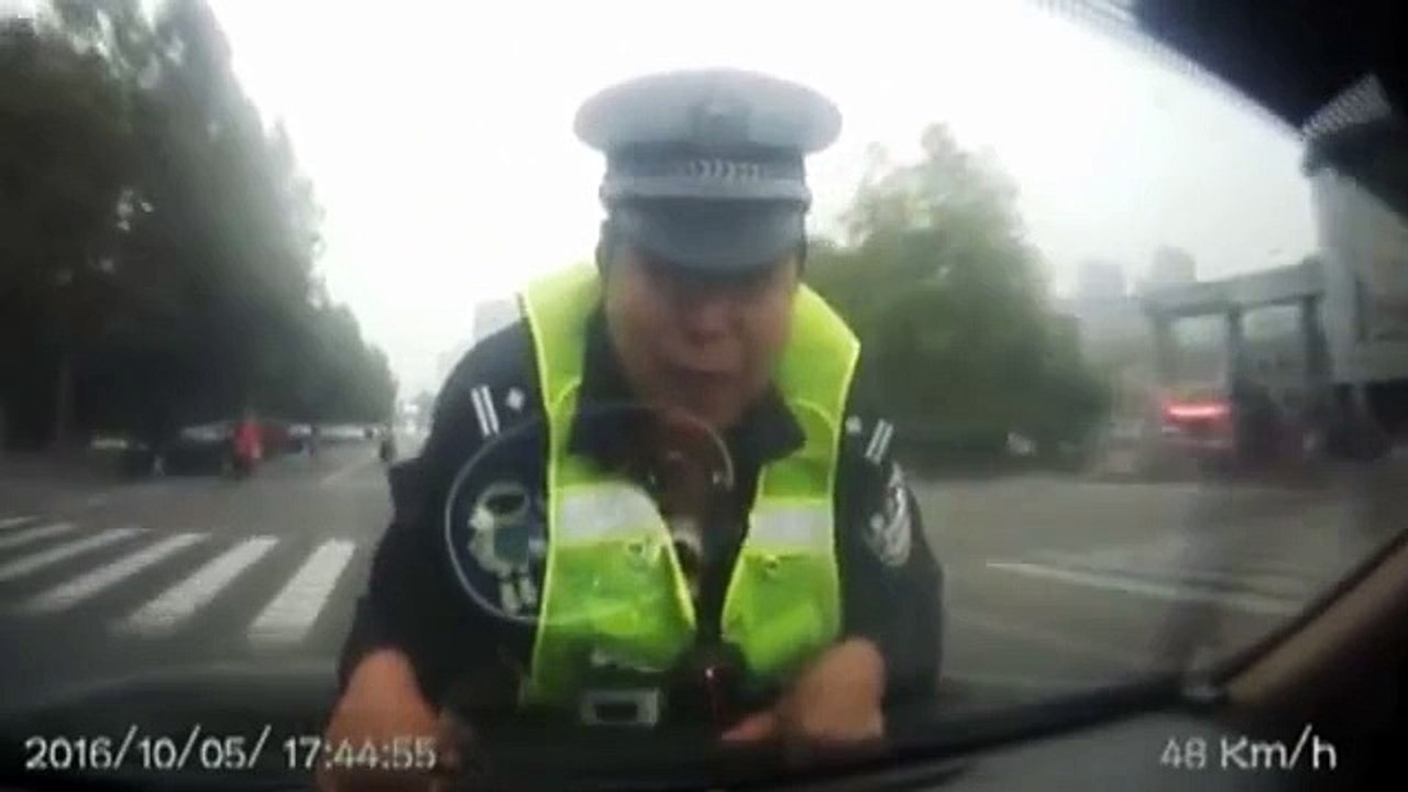 Il prend la fuite avec un flic sur le capot