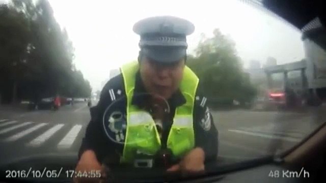 Il prend la fuite avec un flic sur le capot