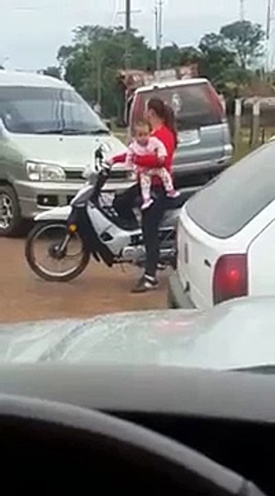 Cette maman tarée fait du scooter avec son bébé dans les bras et provoque un accident