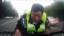 Policía chino trata de detener conductor subiéndose al capó del coche