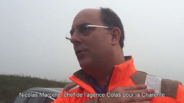 Le chantier mobile de la Colas pour refaire l'enrobé de la piste de la BA 709