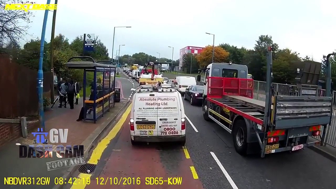 Un chauffeur de bus anglais empêche des mecs de racketter le vélo d'un autre