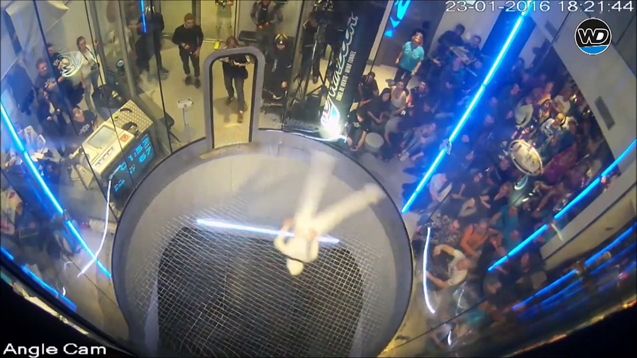 Danse incroyable dans un Simulateur de Chute libre Indoor