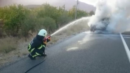 Seyir Halindeki Hafif Ticari Araç Yandı