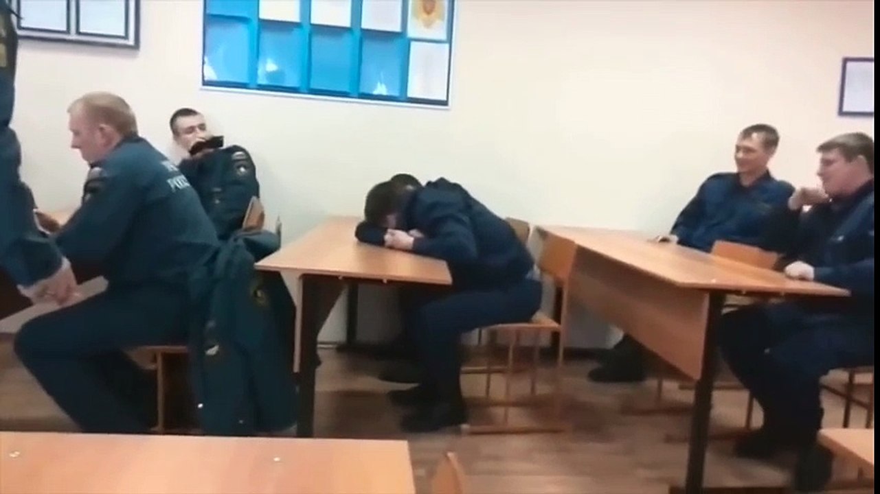 La broma de bomberos más cómica a un novato dormilón