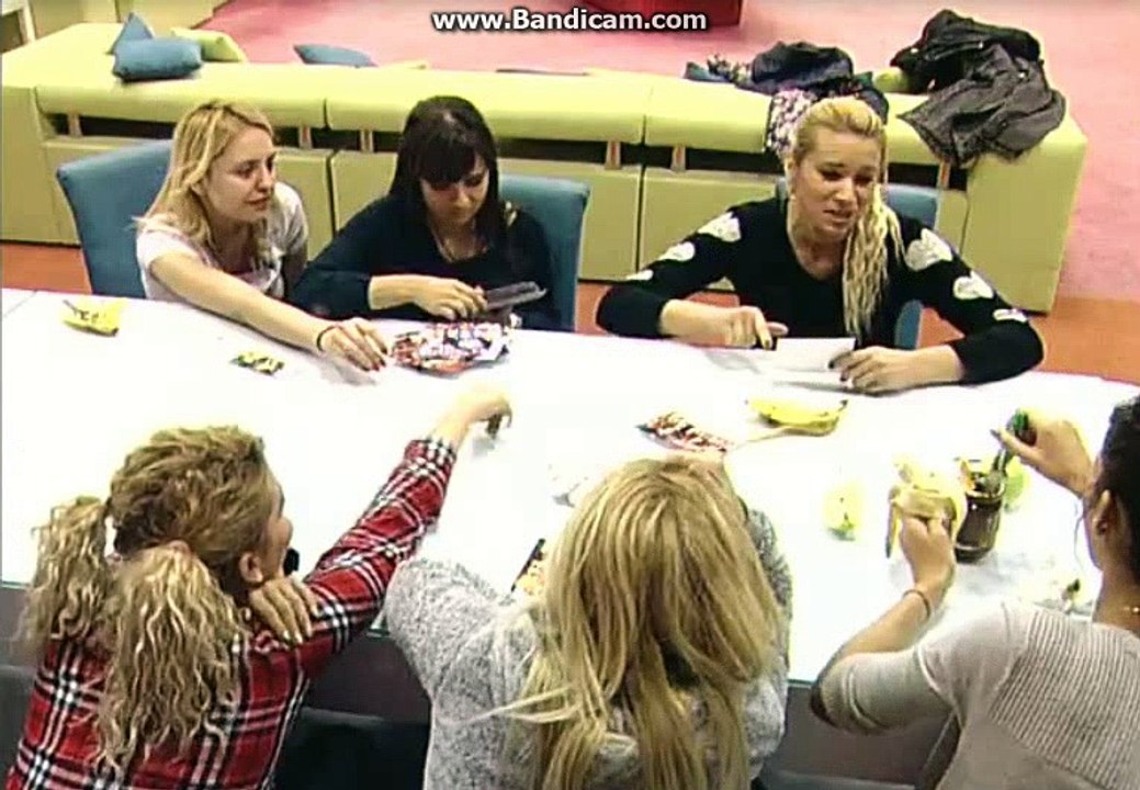 Ada si fetele se uita la fotografii si discuta 19.10.2016 mpfm 6