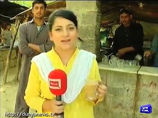 Female Reporter gone crazy For Hottest Chai Wala Arshad Khan !