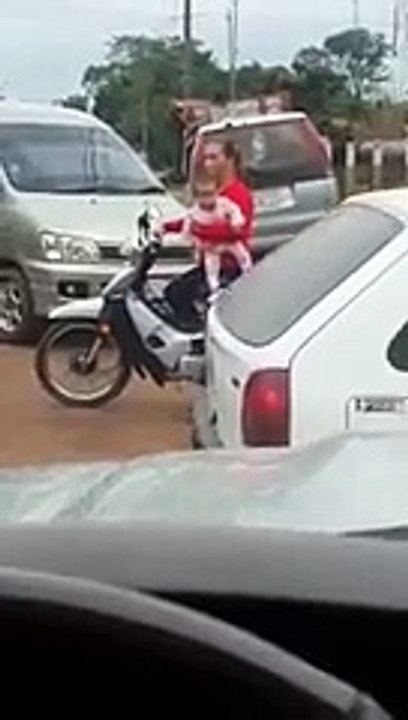 Une mère inconsciente fait de la moto avec son bébé dans les bras et se crashe