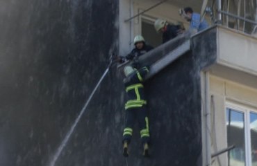 İtfaiye Eri Çatıdan Alevlerin Arasına Düştü