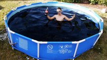 Il verse 5.678 litres de Coca, 90 kilos de glace et un seau de Mentos dans sa piscine puis plonge dedans