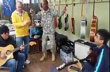 Atım arap çalarak amerikan askerini çoşturan asker