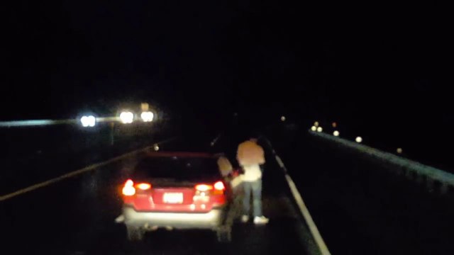 Suivre un conducteur complètement ivre au volant d'une voiture... Plaisir de conduire