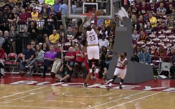 LeBron James sort un gros contre sur Kelly Oubre