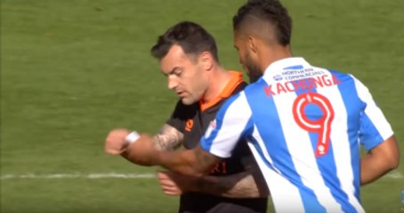 İngiliz Futbolcu, Rakip Takımın Taktik Kağıdını Alıp Okudu