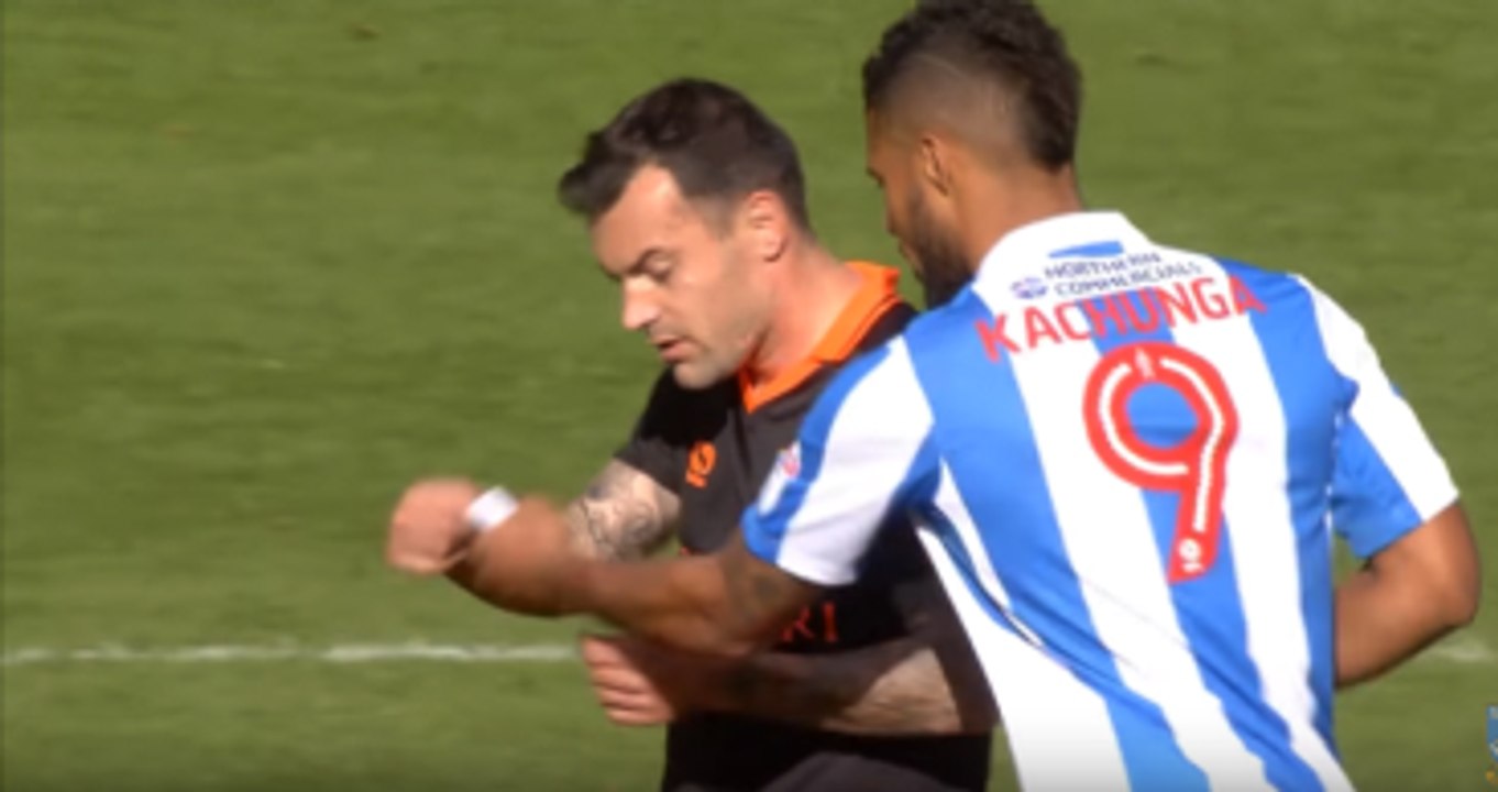 İngiliz Futbolcu, Rakip Takımın Taktik Kağıdını Alıp Okudu