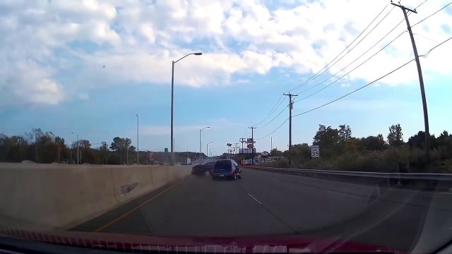 Quand un débile rencontre un chauffard... Gros crash en pleine autoroute