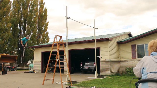Sauter 3,50 mètres de hauteur en pogo stick dans son jardin.. World Record !