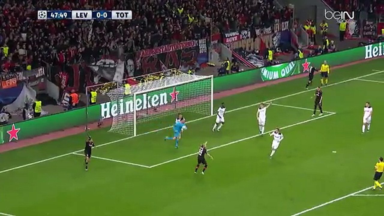 VIDEO - Hugo Lloris fait l'arrêt de lannée face à Chicharito