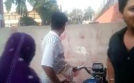 Tharki Larke Ki Pitayi چھیڑ چھاڑ کرنے پر لڑکی نے اس لڑکے کے ساتھ کیا کیا ؟ ویڈیو دیکھیے