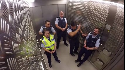 Ces agents de police transforment un ascenseur en salle de spectacle. Quand leurs supérieurs les rejoignent... Surprenan