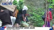 Longsor Menutup Akses Jalan di Pacitan Jawa Timur