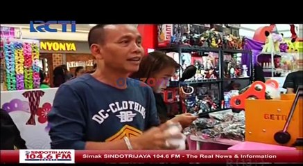 Ayu Bimbing Adiknya untuk Belajar Mandiri