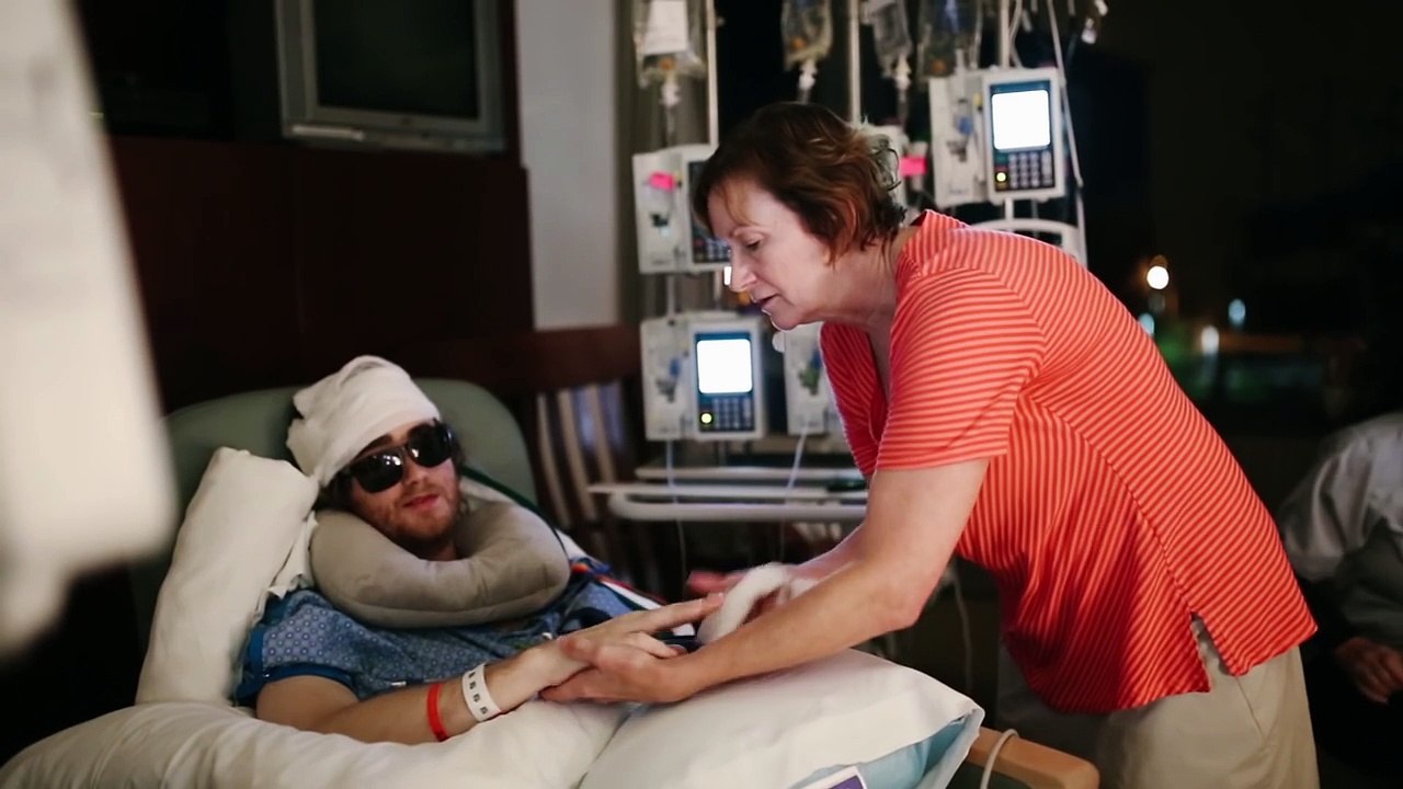 Il apprend qu'il souffre d'une grave maladie, les médecins décident de lui faire vivre la plus belle