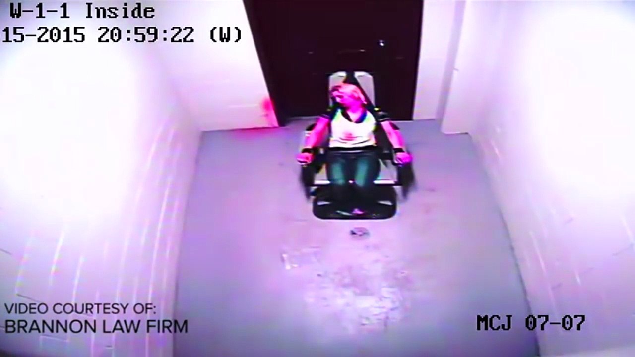 Zena poprskana suzavcem dok je svezana za stolicu