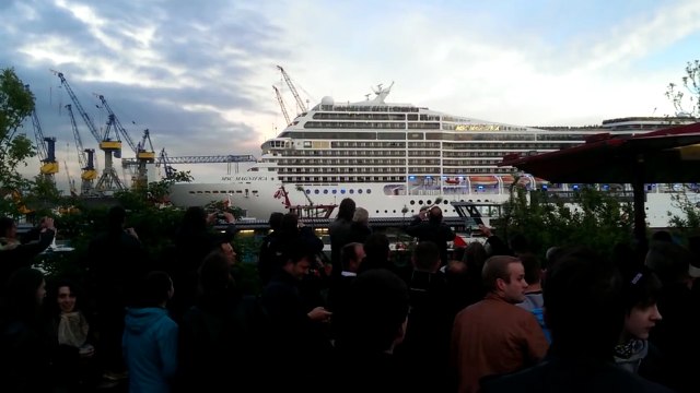 Un bateau de croisiere joue Seven Nation Army à son arrivée