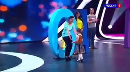 Veja menina que fala 7 linguas
