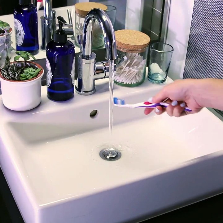 Problèmes d'évier bouché et d'odeurs désagréables. Voici une recette de Dran-O maison!