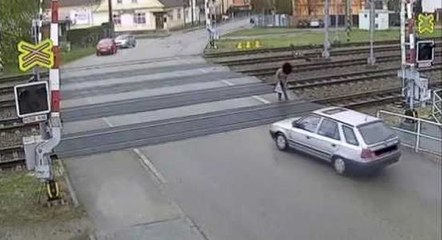 Un train frôle un piéton sur un passage à niveau !