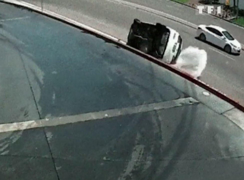 Accident impressionnant : une voiture chute sur une borne à incendie