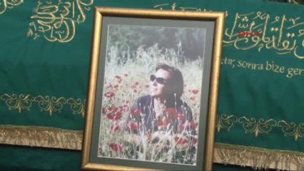 Annesini Bağlama Çalarak Uğurladı