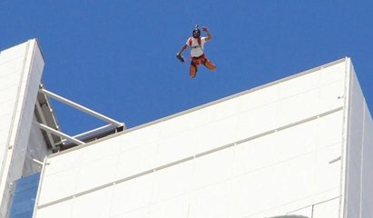 175 metre yükseklikten paraşütle atladı