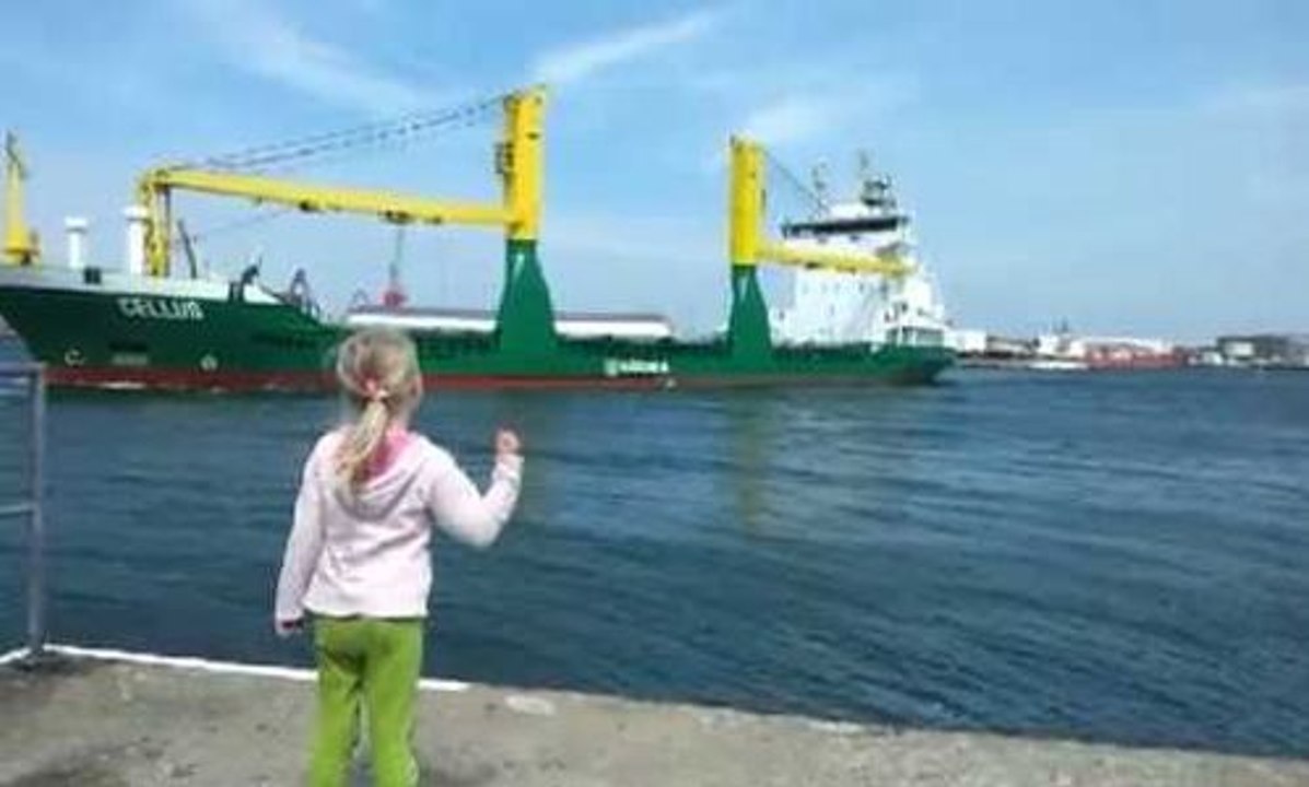Un bateau donne des coups de klaxon impressionnant !