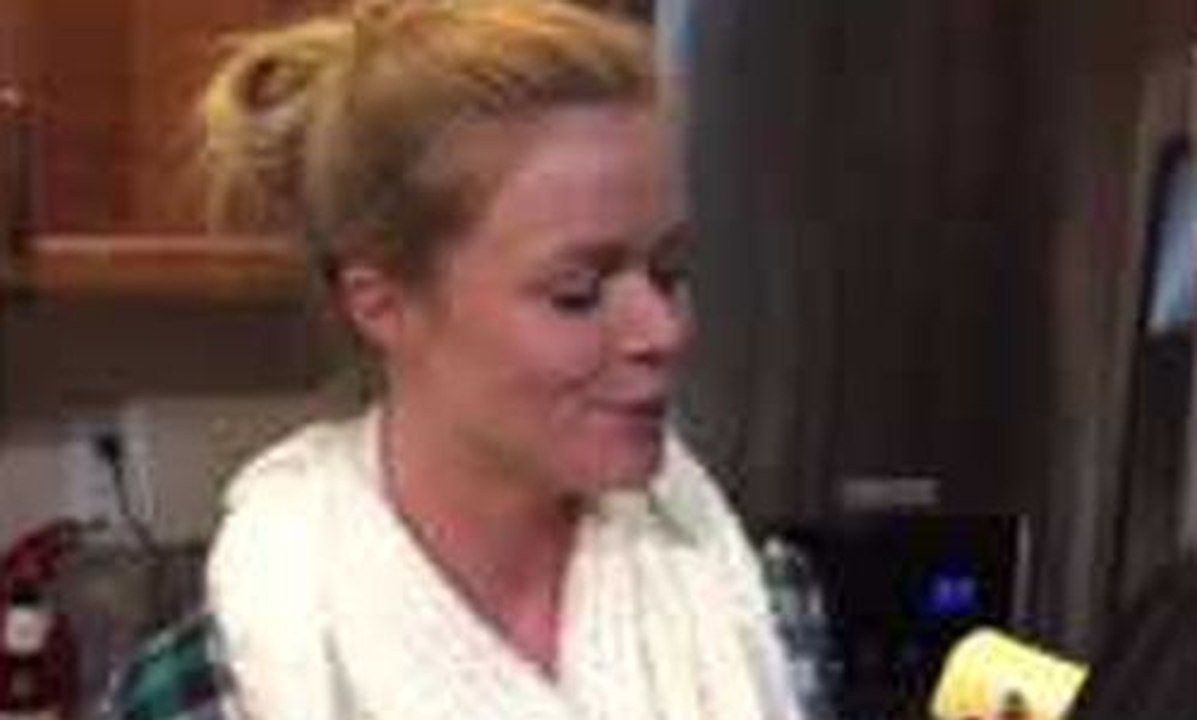 Drôle de défi pour cette jeune femme qui avale un beurre en entier !